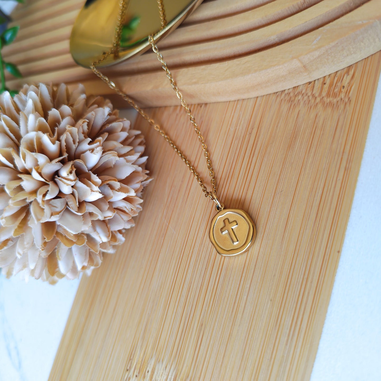 Cross 3D element pendant necklace
