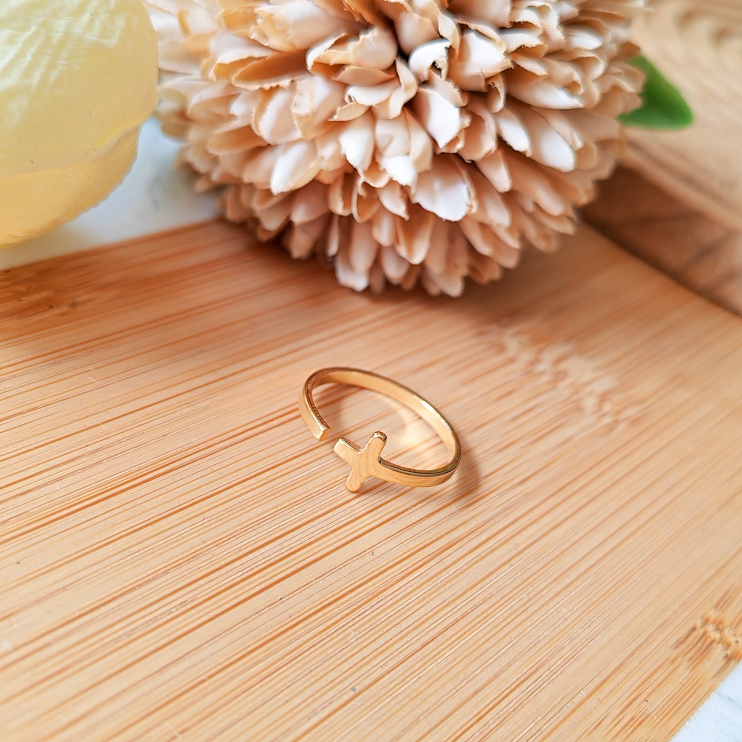 Casual style cross ring