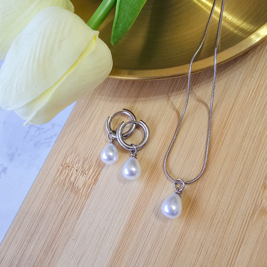 Pearl set silver necklace and earrings