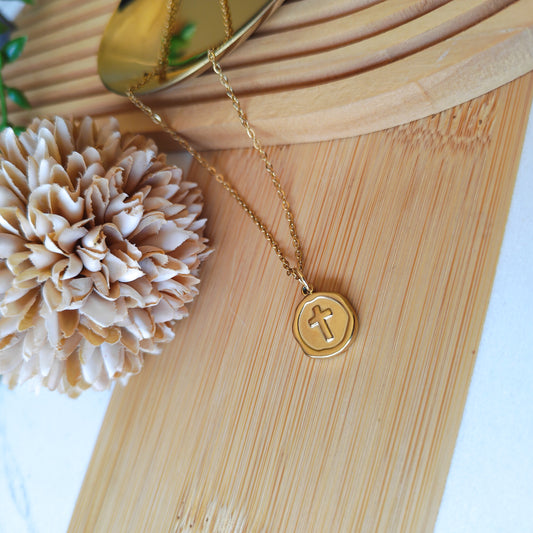 Cross 3D element pendant necklace