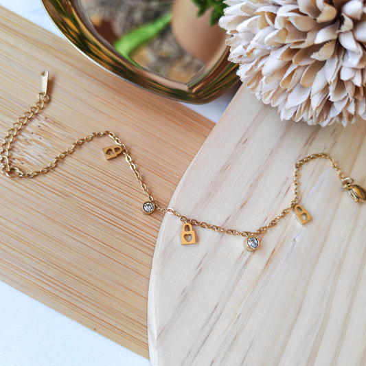 Small elegant lock pendant bracelet