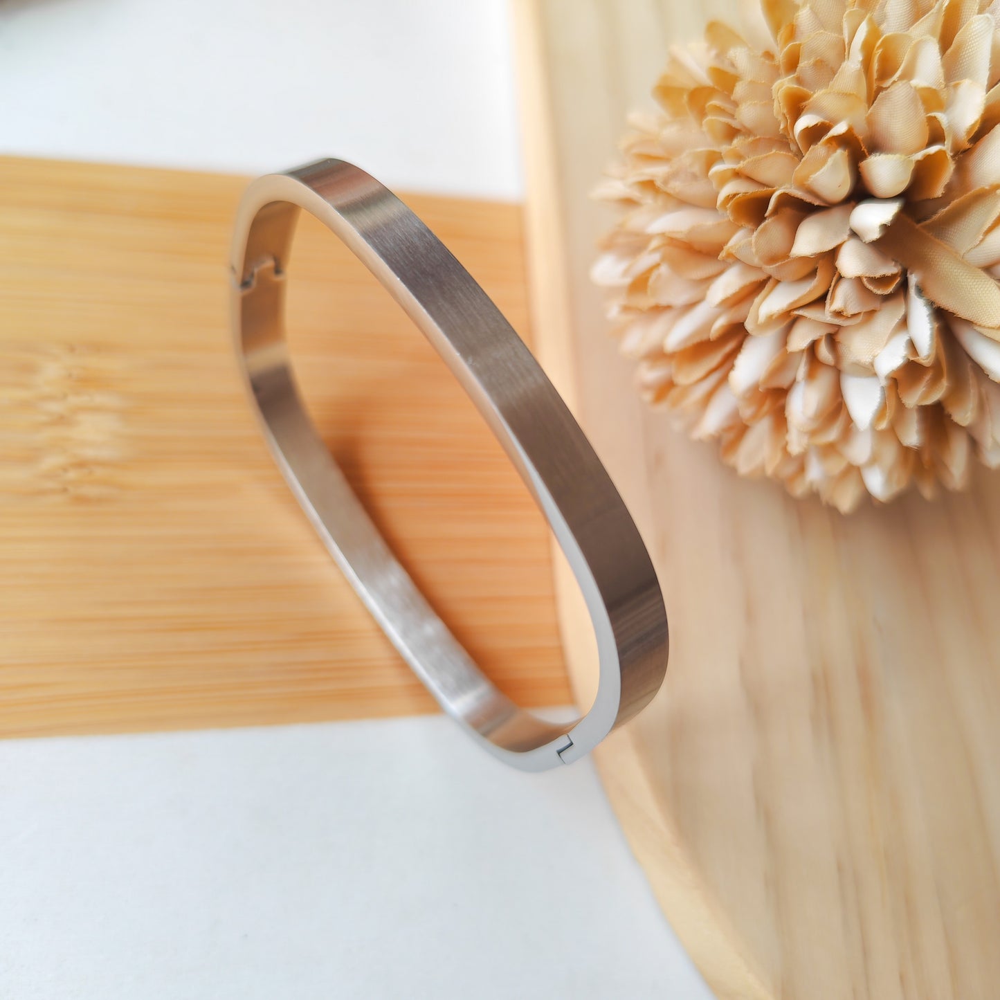 Classic style bangle