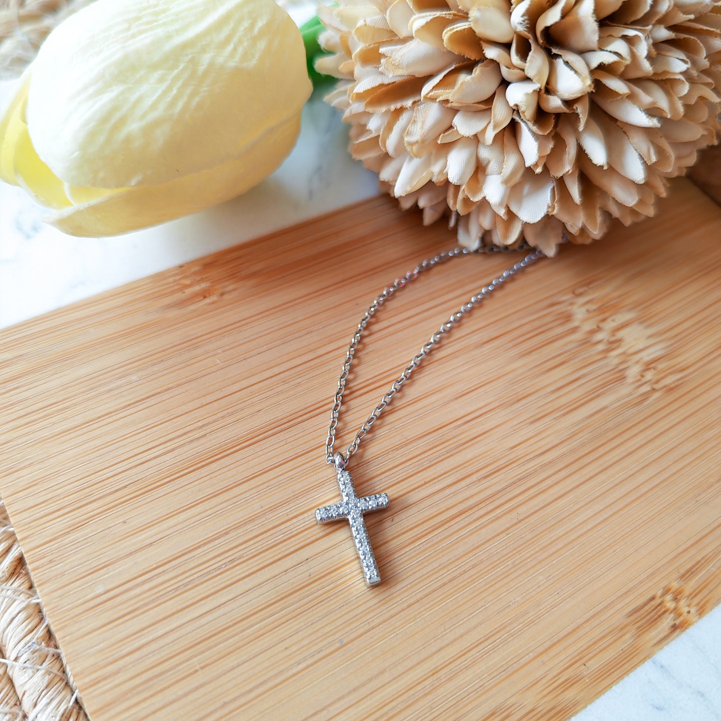 Elegant silver Cross pendant necklace